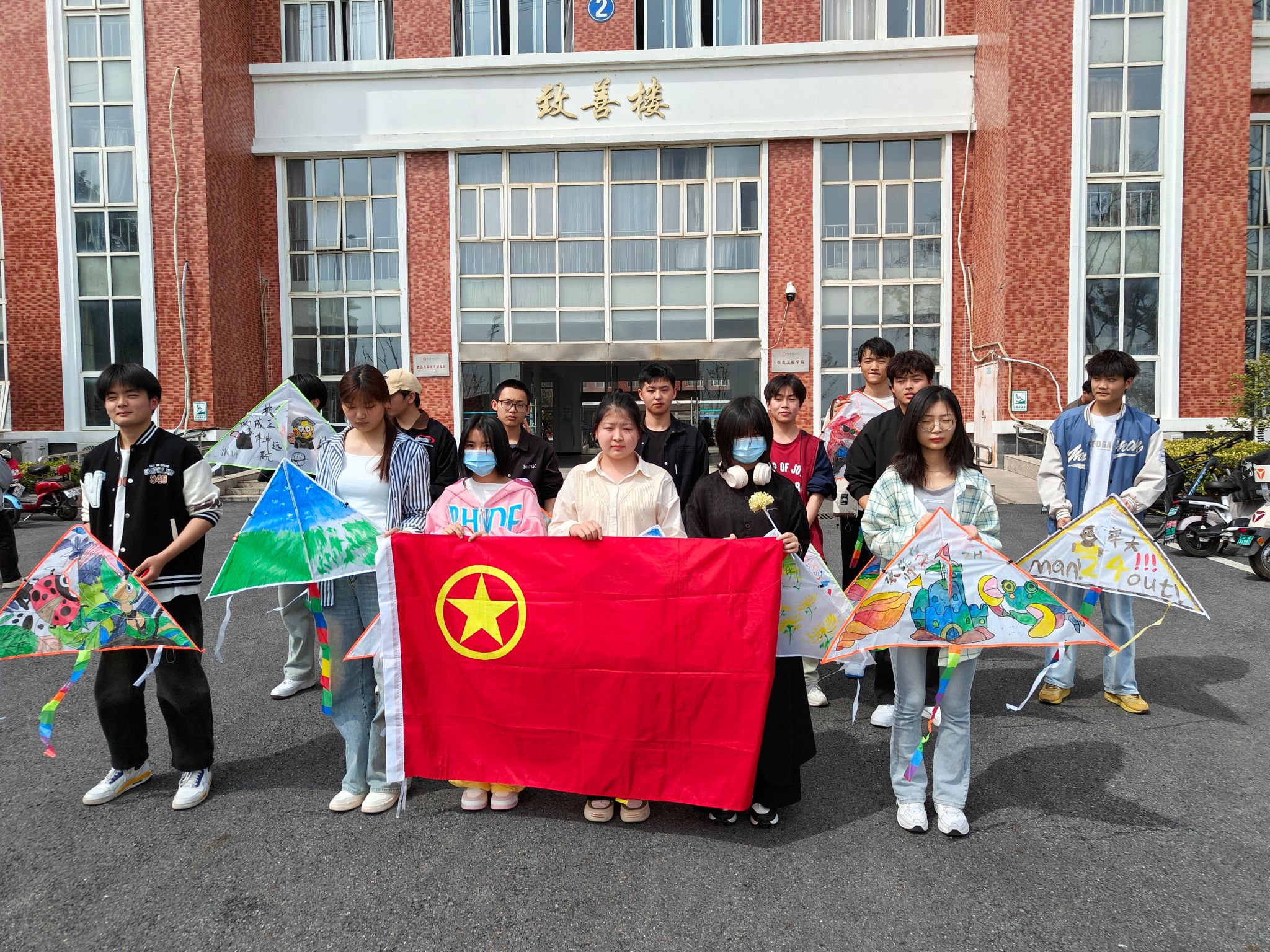 信息工程学院团总支开展“我们的节日•清明”主题手工活动