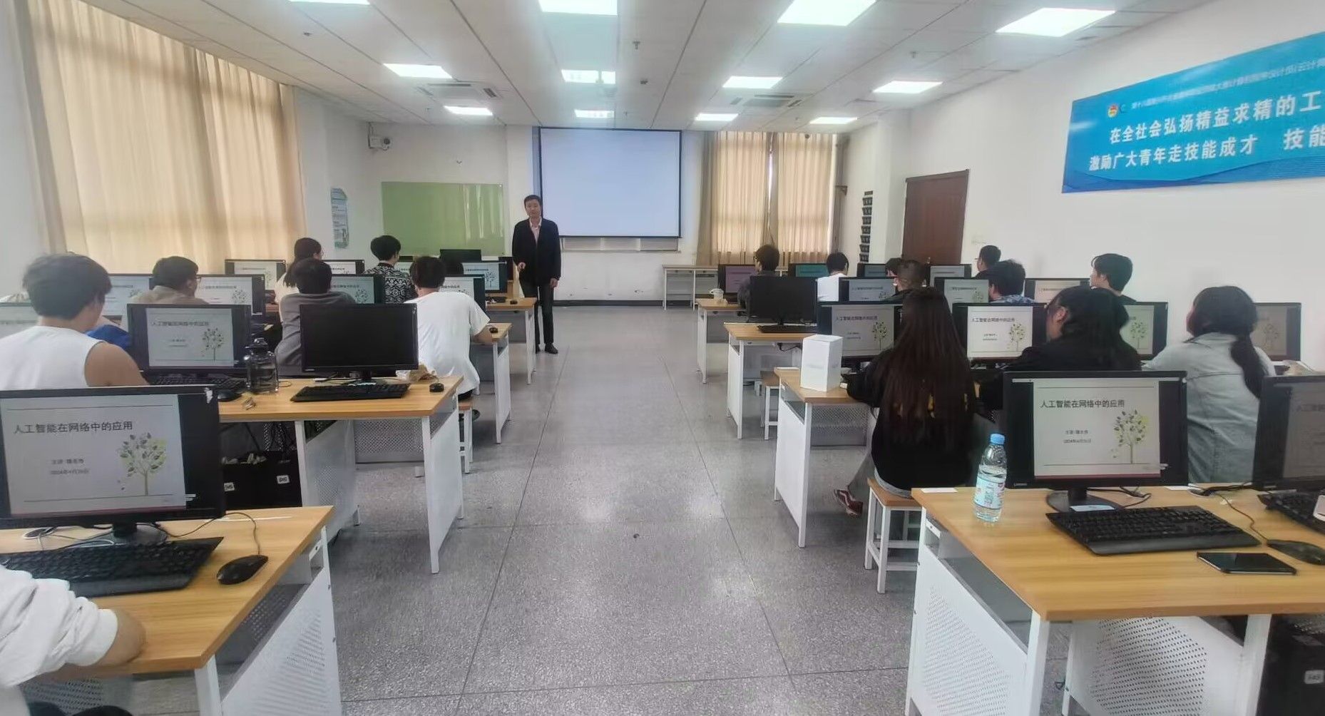 信息工程学院举办《人工智能在网络中的应用》学术讲座